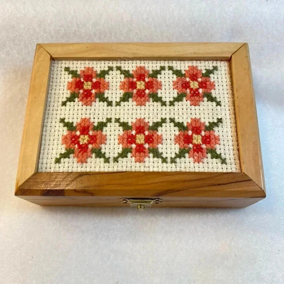 Small Hand Crafted Wood Trinket Box Cross Stitch Hinged Lid 3.5 x 4.5 Flowers - Picture 1 of 12